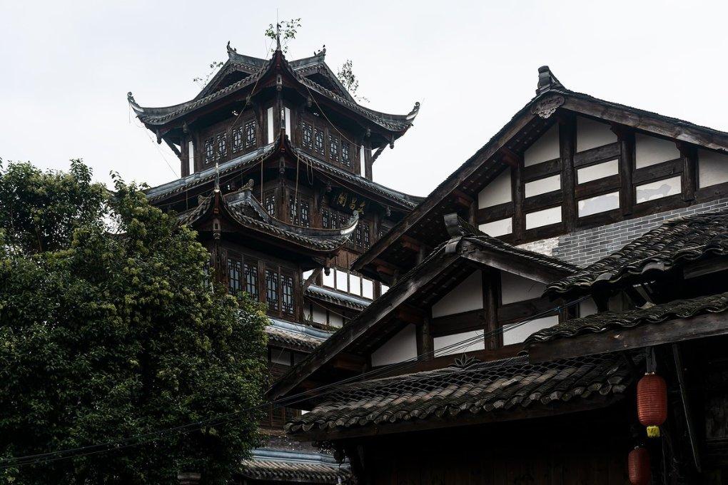 女朋友每天都把自己头像或全身美照发朋友圈，我在旁边一起吃饭，她也不会发我一点点出来不懂是什么用意。